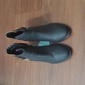 So memory foam ankle boots